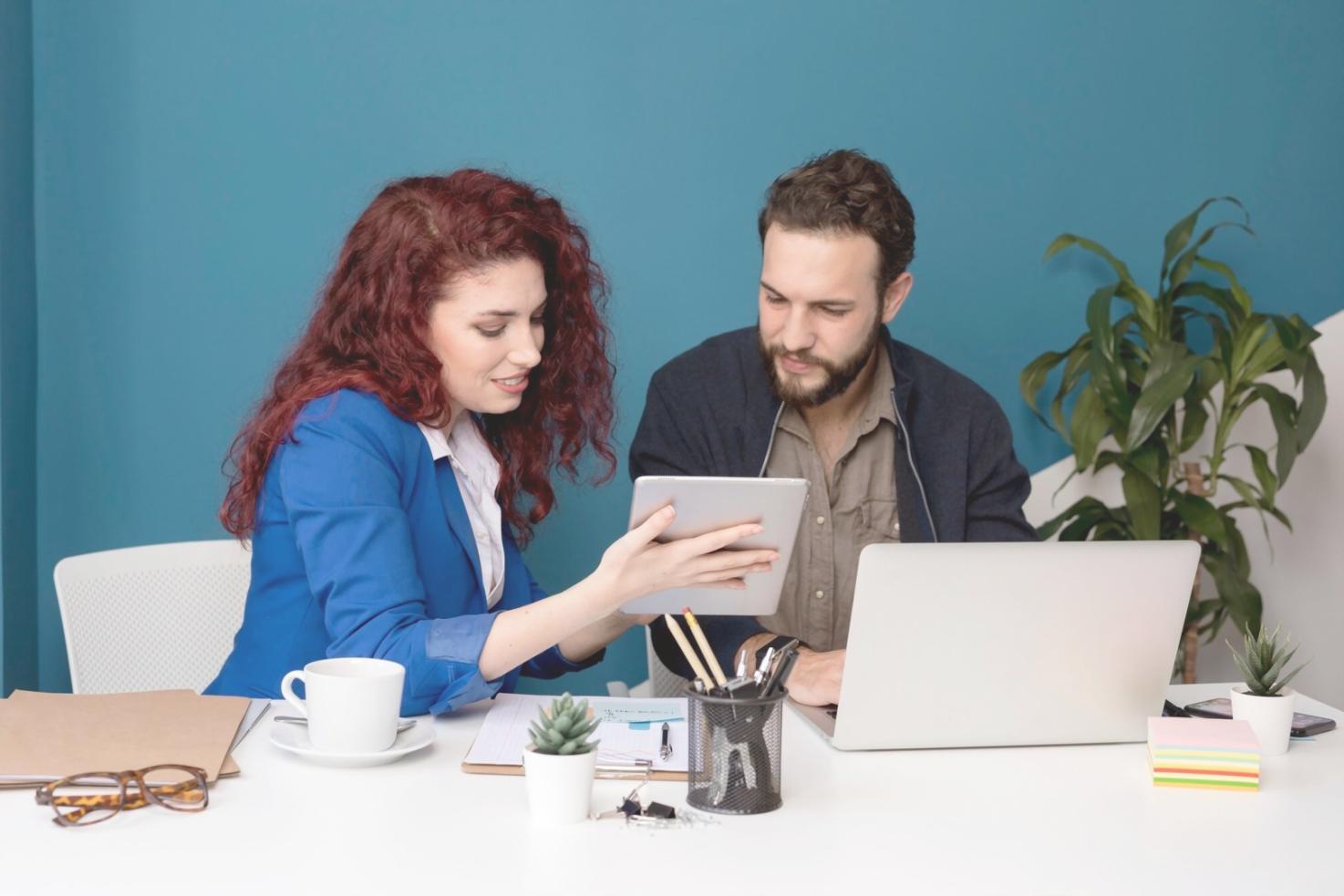 Espace de travail avec calculatrice et planification budgétaire