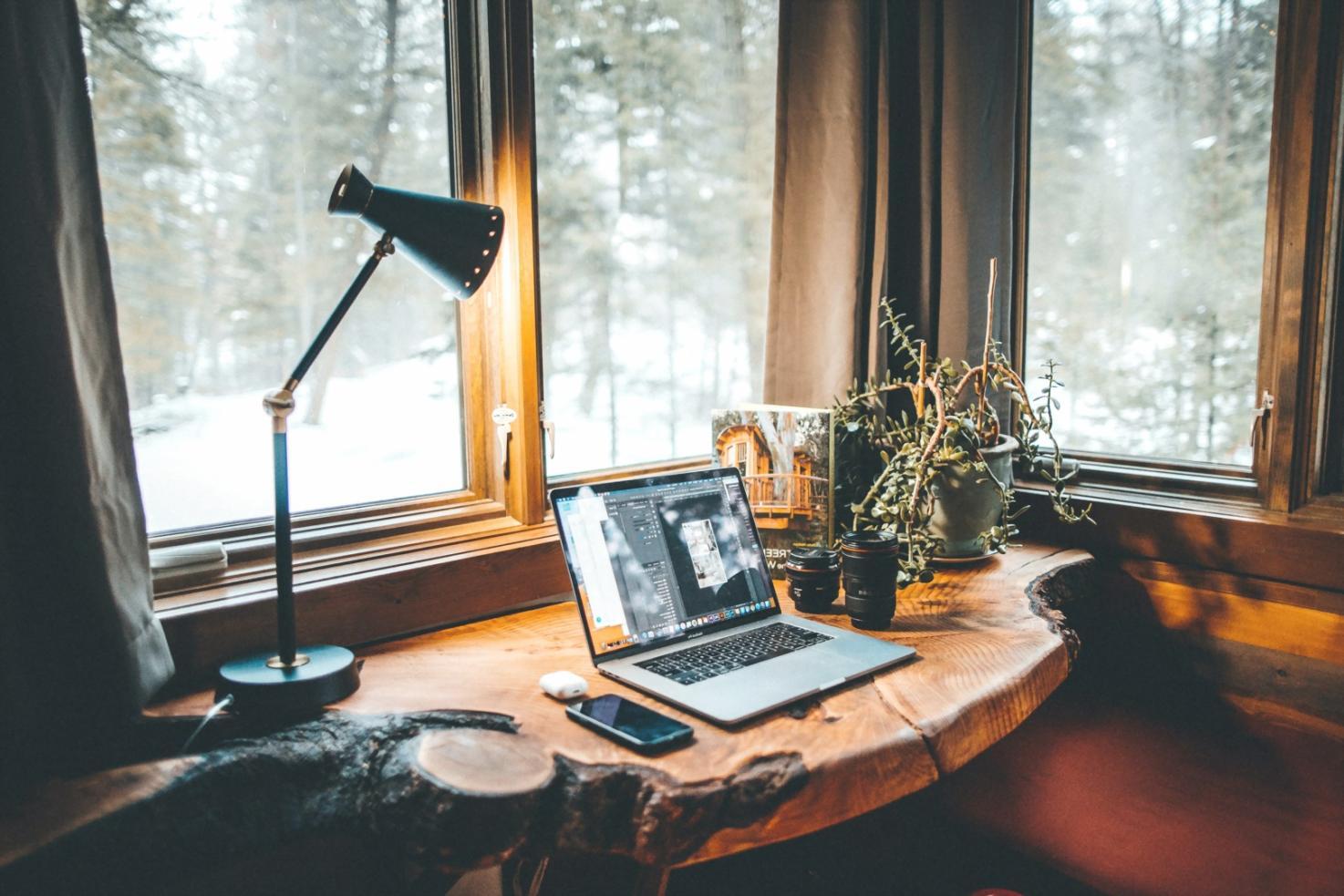 Espace de travail organisé avec documents financiers